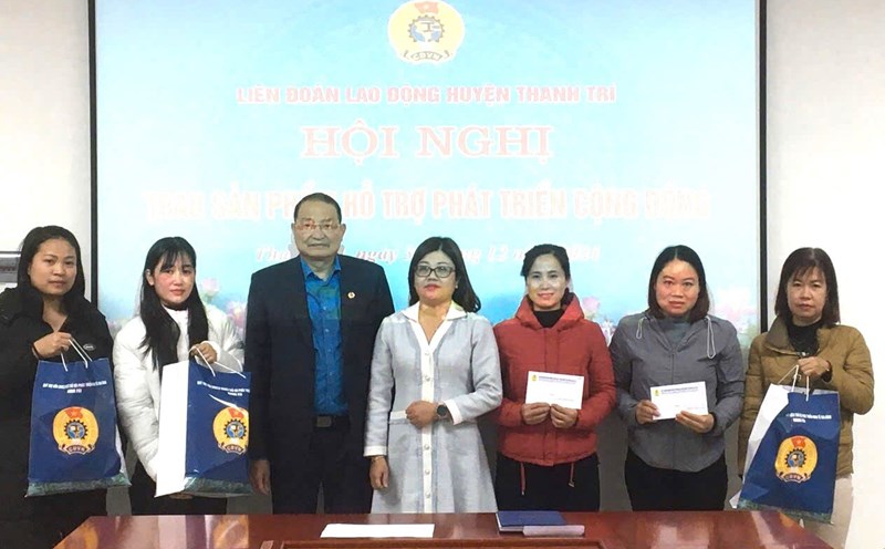 Union members of Thanh Tri District Labor Federation receive products to support community development in 2024. Photo: Union