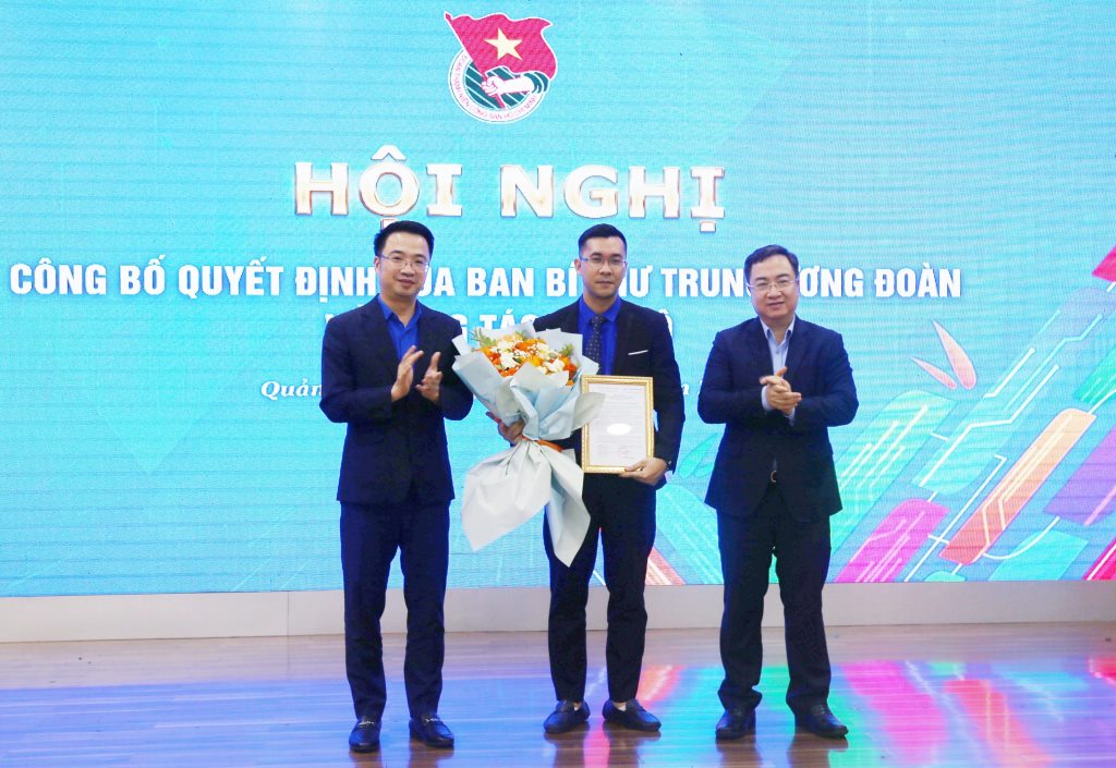 Secretary of the Central Youth Union Nguyen Tuong Lam and Deputy Secretary of the Quang Ninh Provincial Party Committee Dang Xuan Phuong presented the decision and flowers to congratulate the new Secretary of the Provincial Youth Union Nguyen The Minh. Photo: Nguyen Thanh