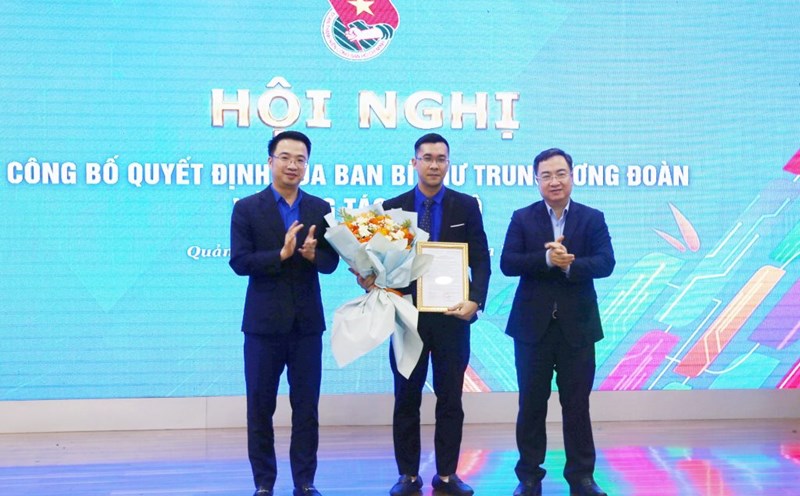 Secretary of the Central Youth Union Nguyen Tuong Lam and Deputy Secretary of the Quang Ninh Provincial Party Committee Dang Xuan Phuong presented the decision and flowers to congratulate the new Secretary of the Provincial Youth Union Nguyen The Minh. Photo: Nguyen Thanh