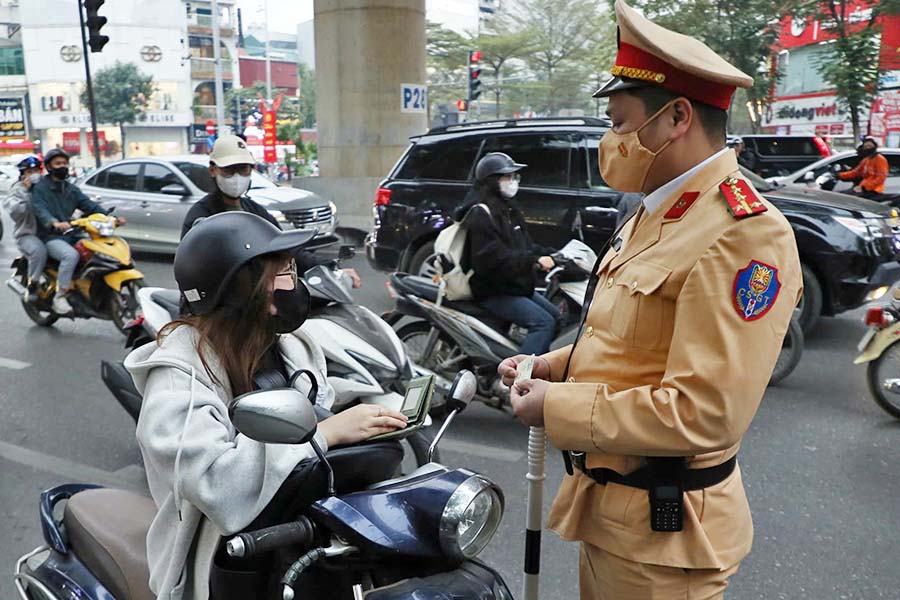 Tried to climb the sidewalk to go faster and received a fine of 5 million VND