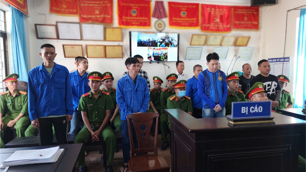 The group of defendants occupying the sea in Kien Giang listen to the verdict. Photo: Van Vu