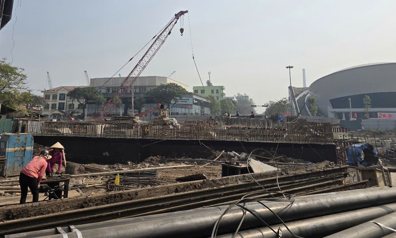 Workers at the Cha La Bridge project, part of the Nam Song Van Irrigation Project (Hoa Lu City), one of the key projects of Ninh Binh Province. Photo: Nguyen Truong