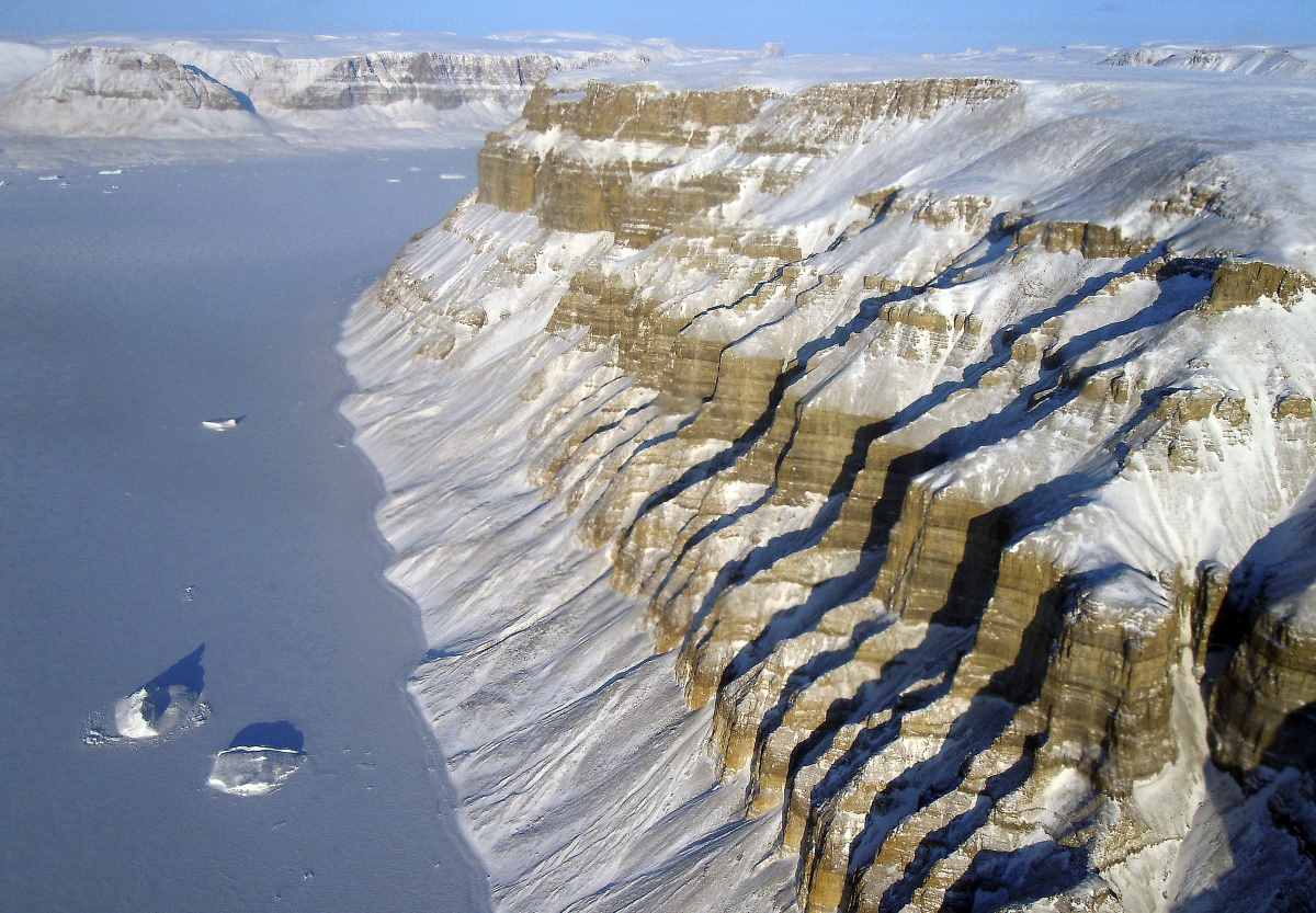 He thong hem nui ngam lon Northwest Greenland Canyons nam duoi lop bang o phia tay bac Greenland. Anh: NASA