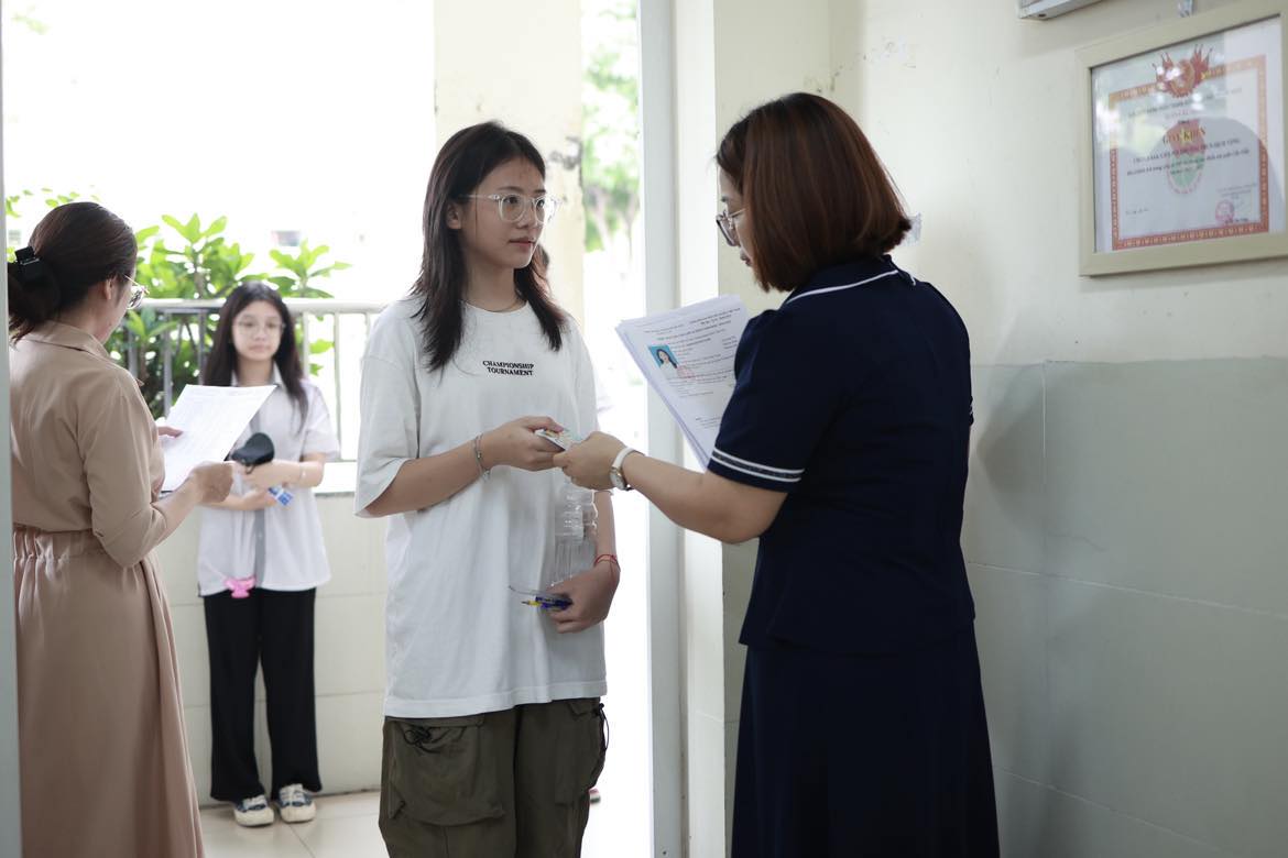 Students take the 10th grade high school entrance exam in Hanoi in 2024. Photo: Van Trang