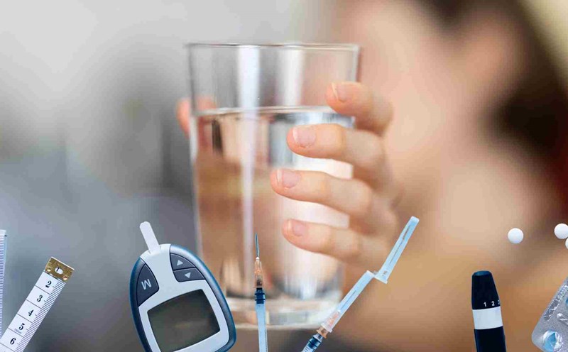 Drinking enough water is good for blood sugar levels. Graphics: Ha May