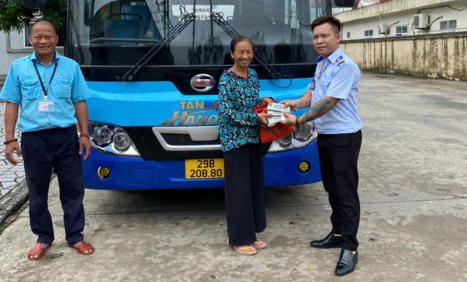 The assistant driver of the Hanoi Transport Corporation bus returned 150 million VND to a passenger who forgot it on the bus. Photo: Transerco