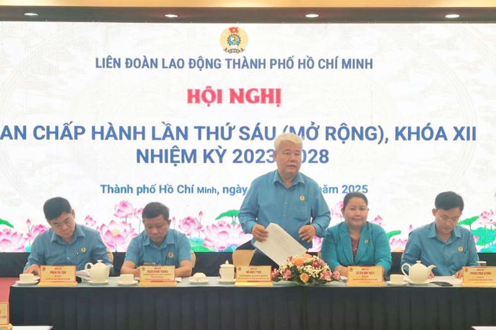 Leaders of the Ho Chi Minh City Labor Federation chaired the expanded Executive Committee meeting, which discussed the restructuring of the Ho Chi Minh City Labor Union's organizational structure. Photo: Nam Duong