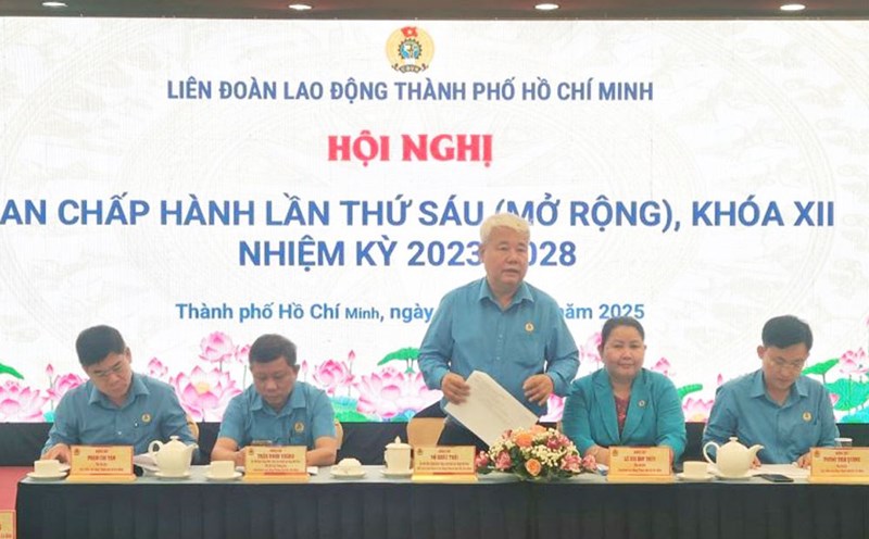 Leaders of the Ho Chi Minh City Labor Federation chaired the expanded Executive Committee meeting, which discussed the restructuring of the Ho Chi Minh City Labor Union's organizational structure. Photo: Nam Duong
