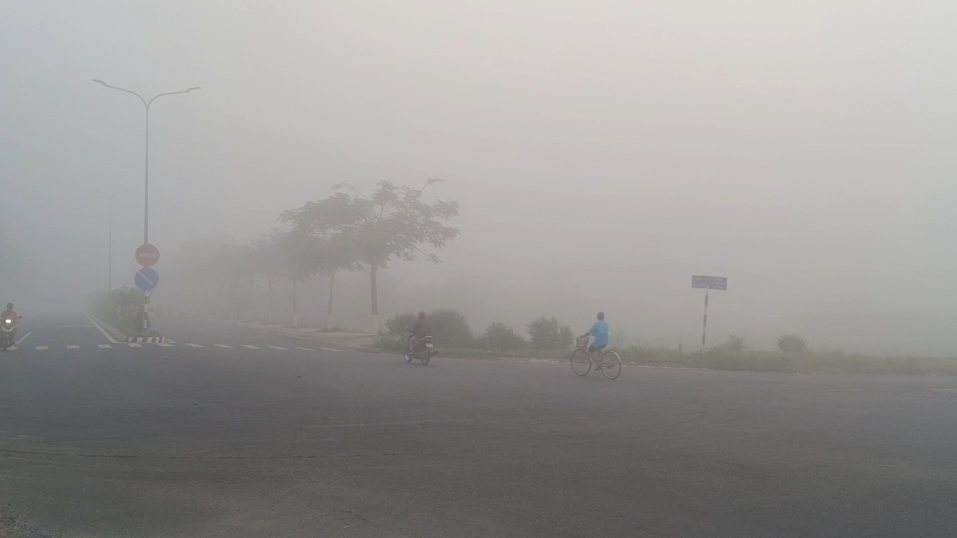 Mot so hinh anh suong mu xuat hien day dac o Sa Dec, cac phuong tien phai bat den xe di chuyen de dam bao an toan. Anh: Thanh Thanh