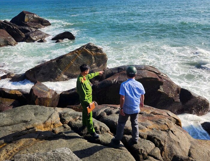 The coastal area where two women in Quang Ngai had an accident while picking seaweed. Photo: Tam Hien.