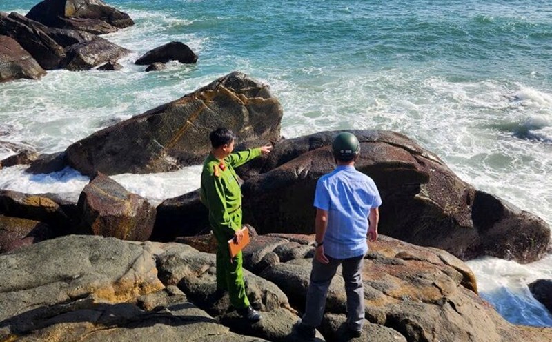 The coastal area where two women in Quang Ngai had an accident while picking seaweed. Photo: Tam Hien.