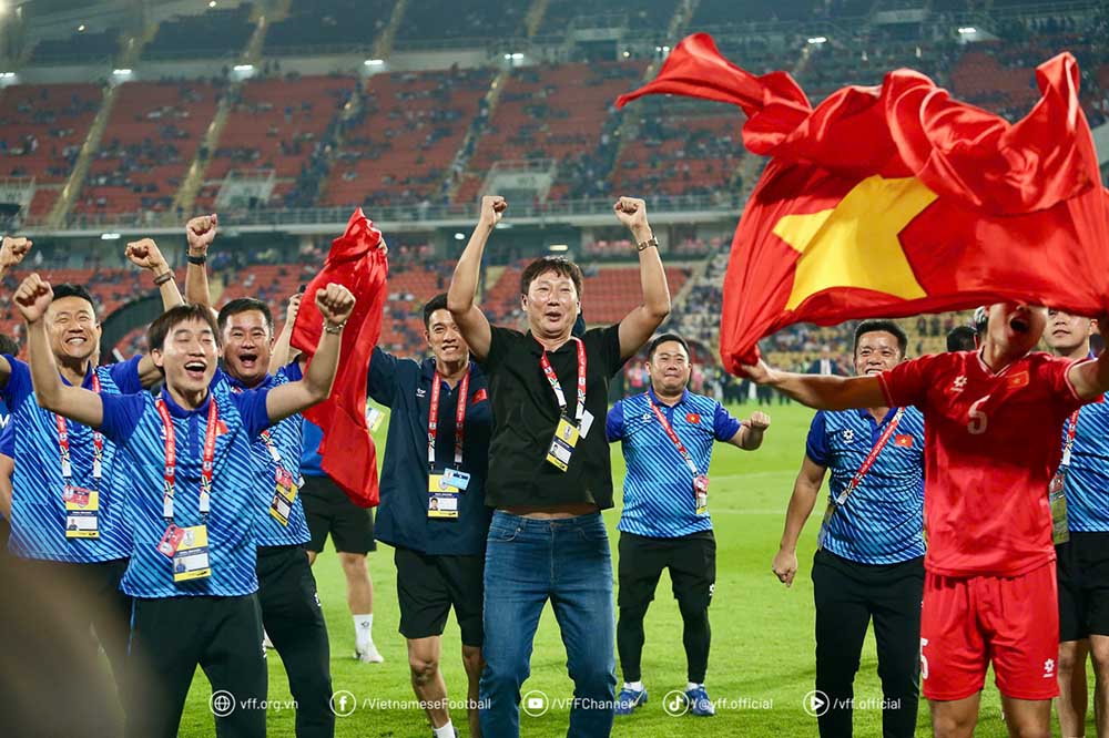 Huấn luyện viên Kim Sang-sik hạnh phúc với chức vô địch ASEAN Cup 2024. Ảnh: VFF