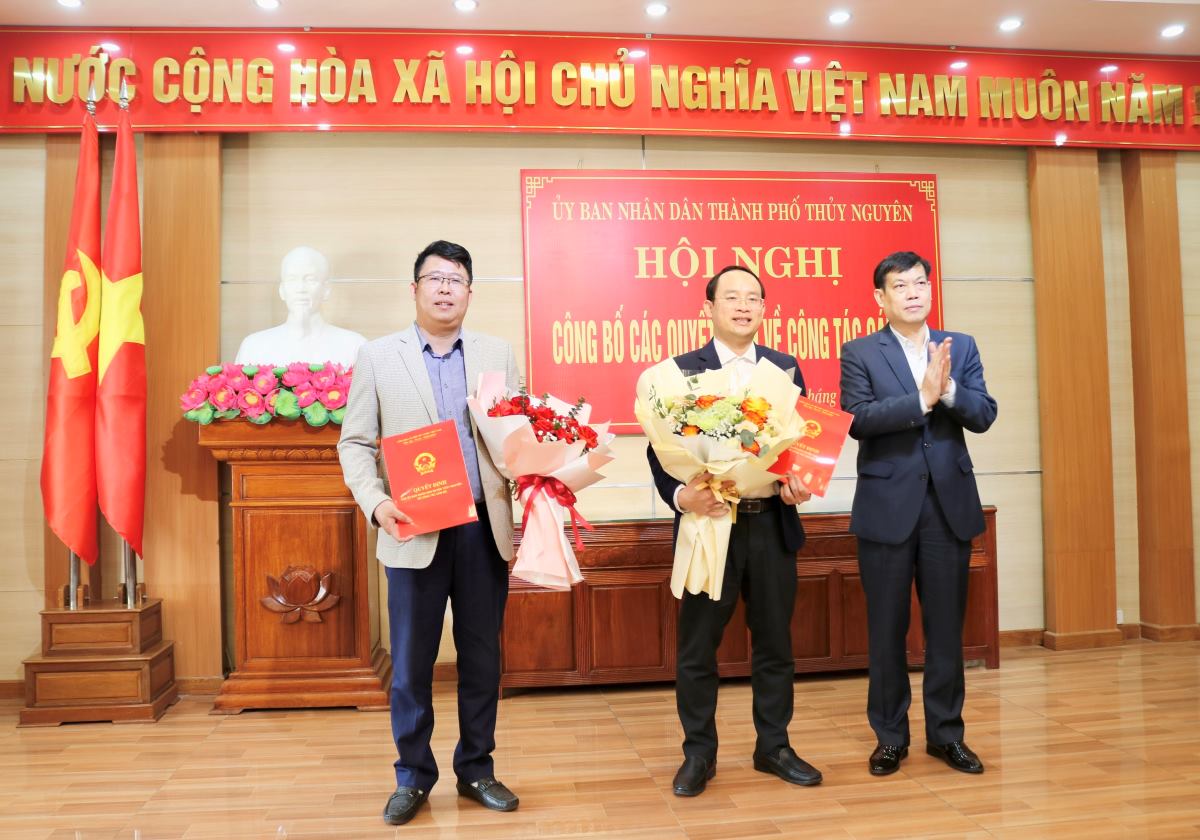 Representatives of Thuy Nguyen City leaders presented the decision and flowers to congratulate the appointed officials. Photo: Thuy Nguyen City Portal, Hai Phong