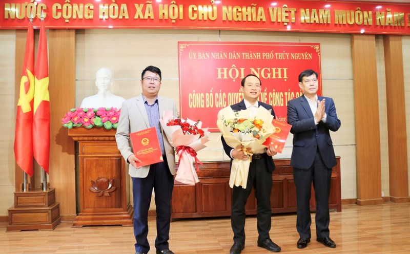 Representatives of Thuy Nguyen City leaders presented the decision and flowers to congratulate the appointed officials. Photo: Thuy Nguyen City Portal, Hai Phong