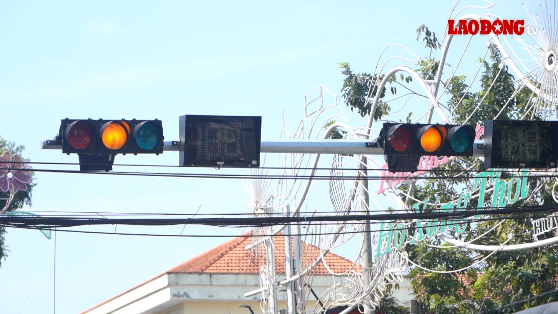 Yellow light flashes for 30 minutes, drivers in Can Tho do not dare to drive