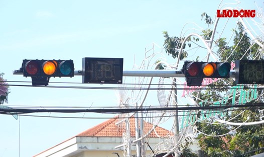 Đèn vàng nhấp nháy 30 phút, tài xế ở Cần Thơ không dám chạy