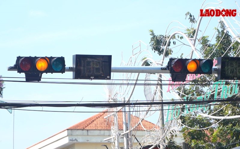 Yellow light flashes for 30 minutes, drivers in Can Tho do not dare to drive