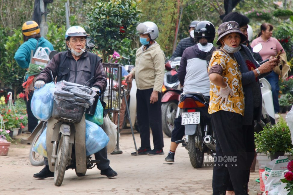 Khung cảnh náo nhiệt tại chợ hoa lớn nhất ở TP Thái Nguyên.