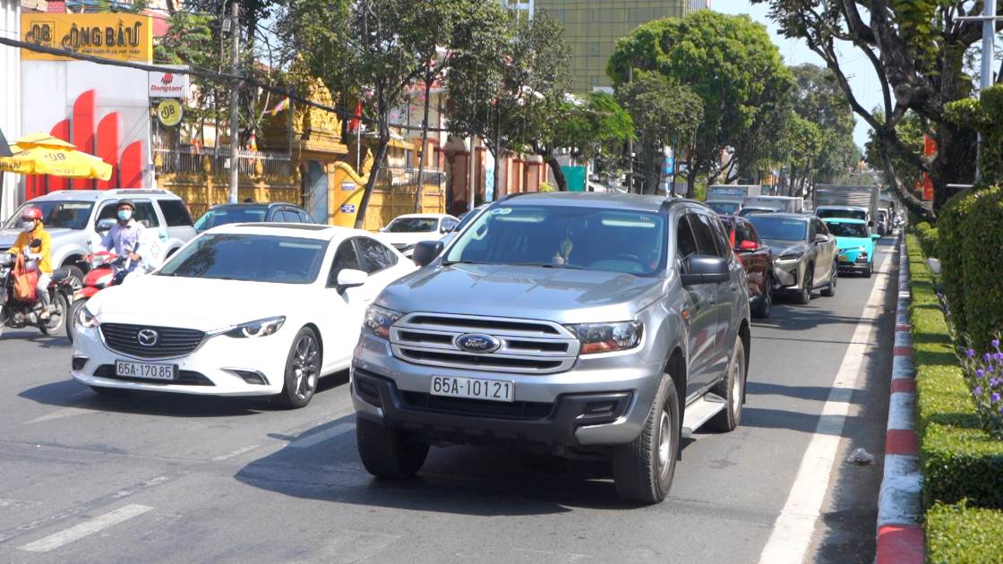 Các tài xế không dám di chuyển khi tín hiệu đèn vàng nhấp nháy kéo dài. Ảnh: Tạ Quang