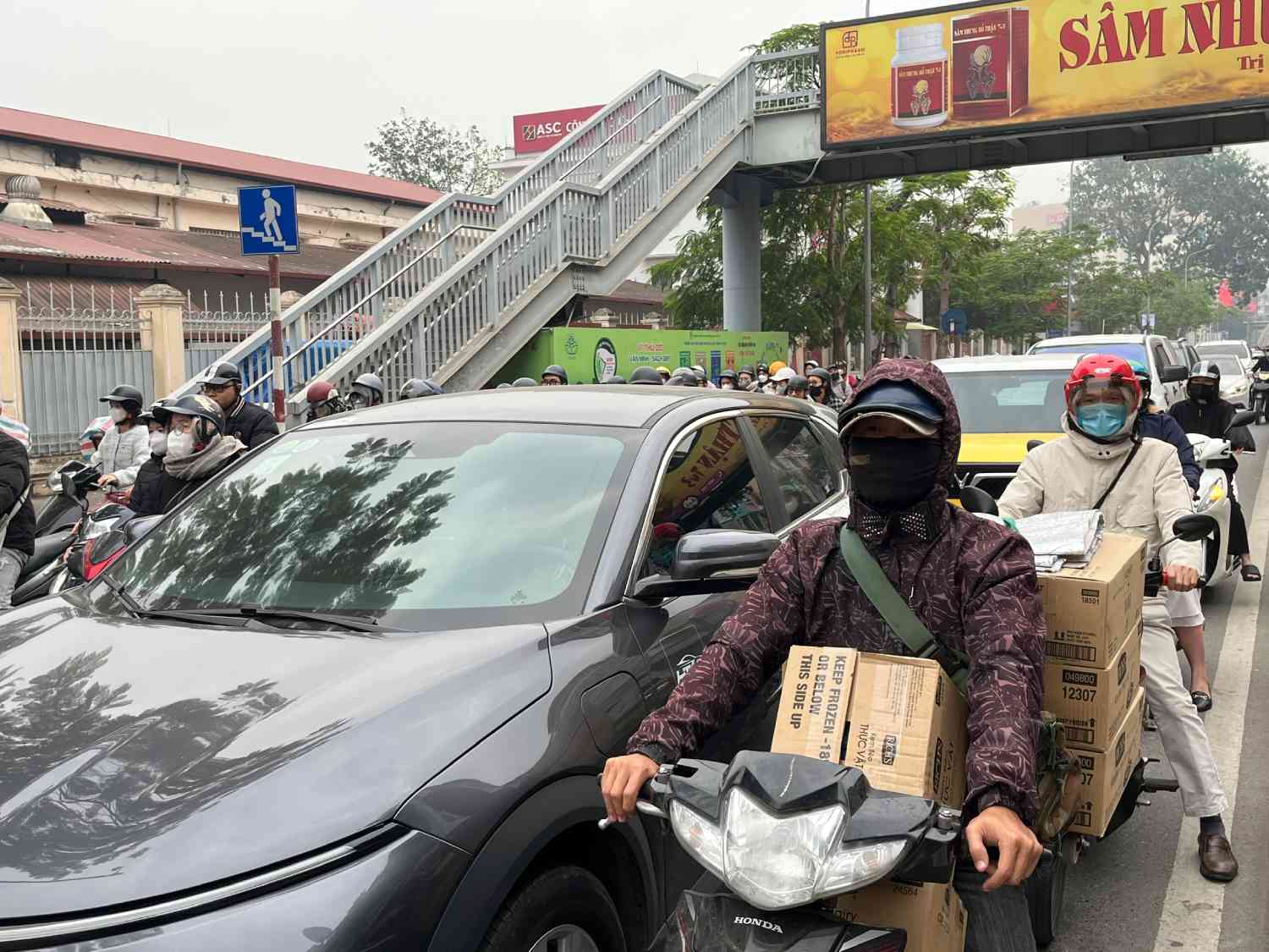 Gần 8h sáng tại khu vực cầu vượt Chùa Bộc - Phạm Ngọc Thạch. Ảnh: Mai Chi