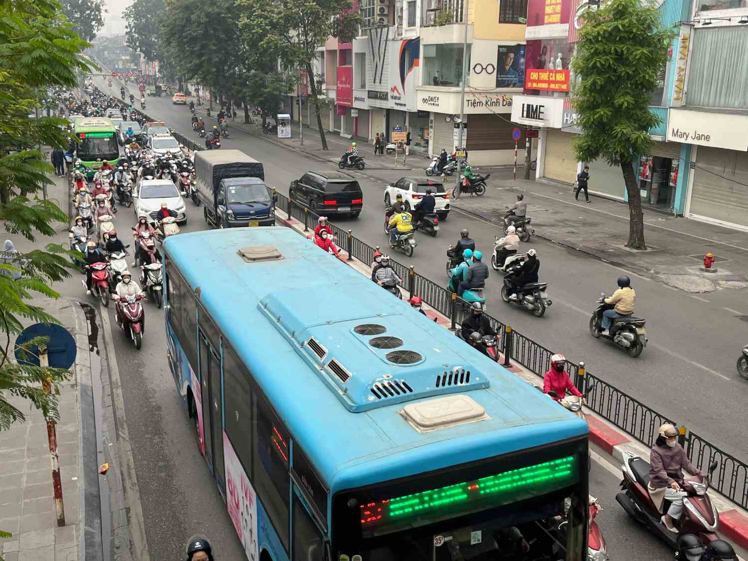 Xe buýt dừng lại đón trả khách vô tình cắt dòng di chuyển của các phương tiện khác. Ảnh: Mai Chi