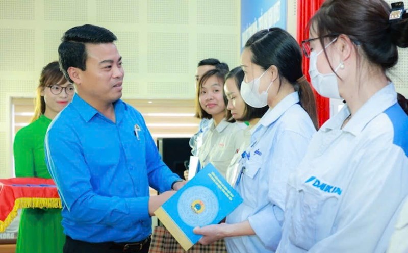 Mr. Le Quang Toan - Chairman of the Hung Yen Provincial Federation of Labor - presented gifts to workers and union members. Photo: Hai Nguyen
