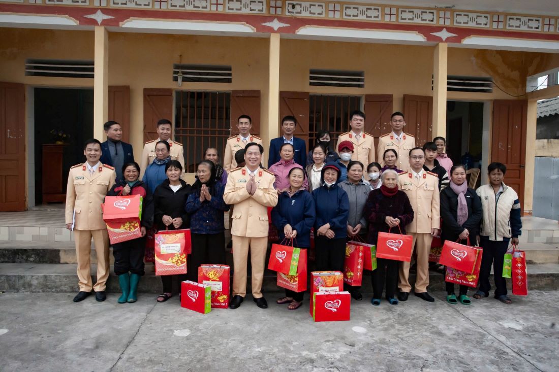 Waterway traffic police force of the Traffic Police Department, Thai Binh Provincial Police presented Tet gifts to fishermen of Thuy Co fishing village. Photo: Nam Hong