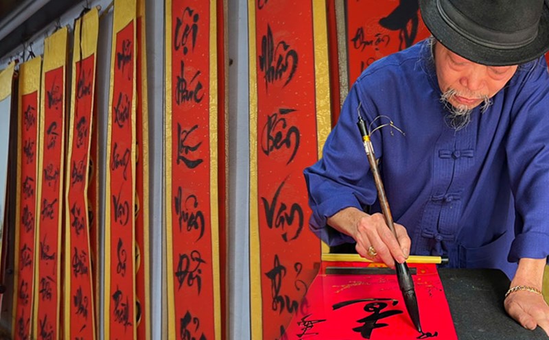 Calligrapher advises on appropriate calligraphy for the occasion of Tet At Ty 2025.