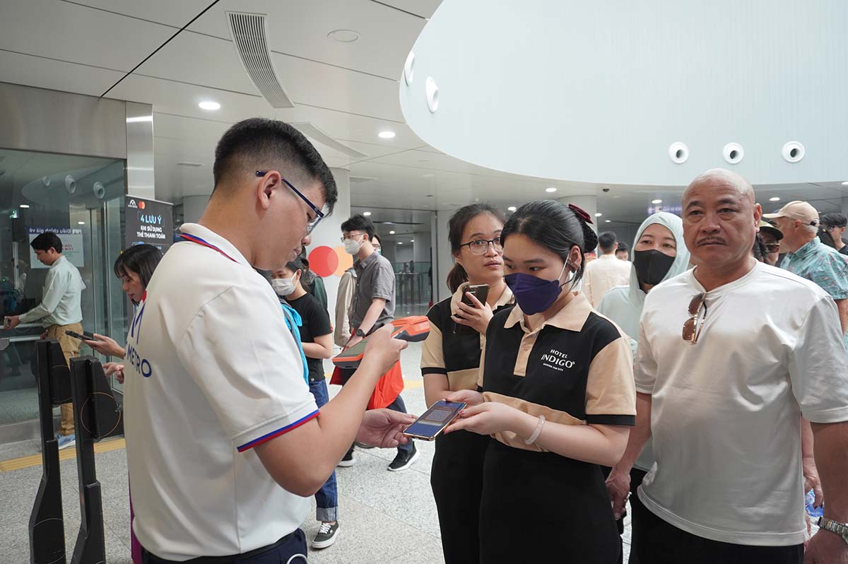 Ho Chi Minh City residents can use Metro Line 1 with a convenient and quick "1-touch" QR Code. Photo: Nhu Quynh