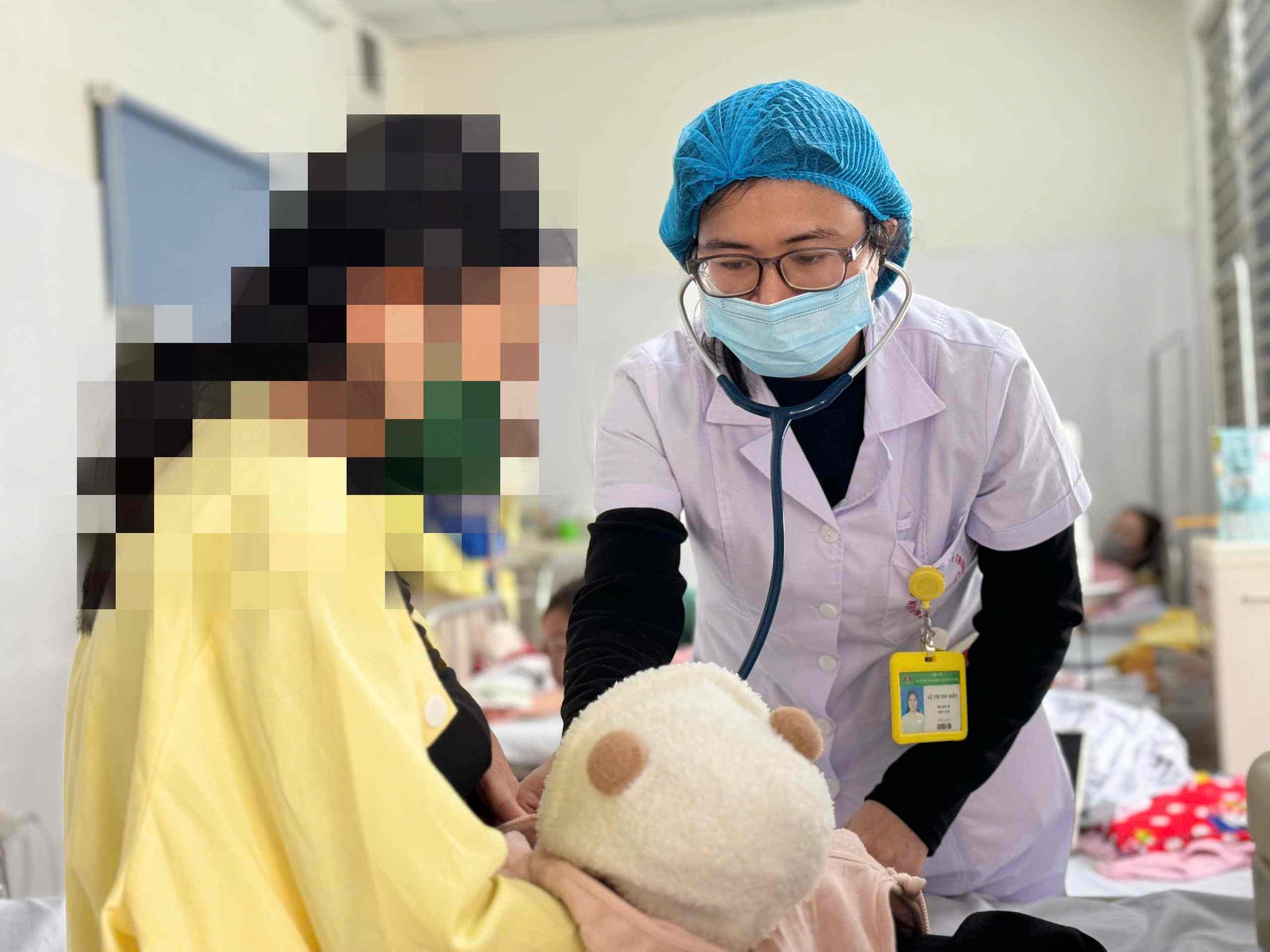 MSc. Dr. Le Thi Thu Hien examines a child with measles. Photo: Thanh Dang