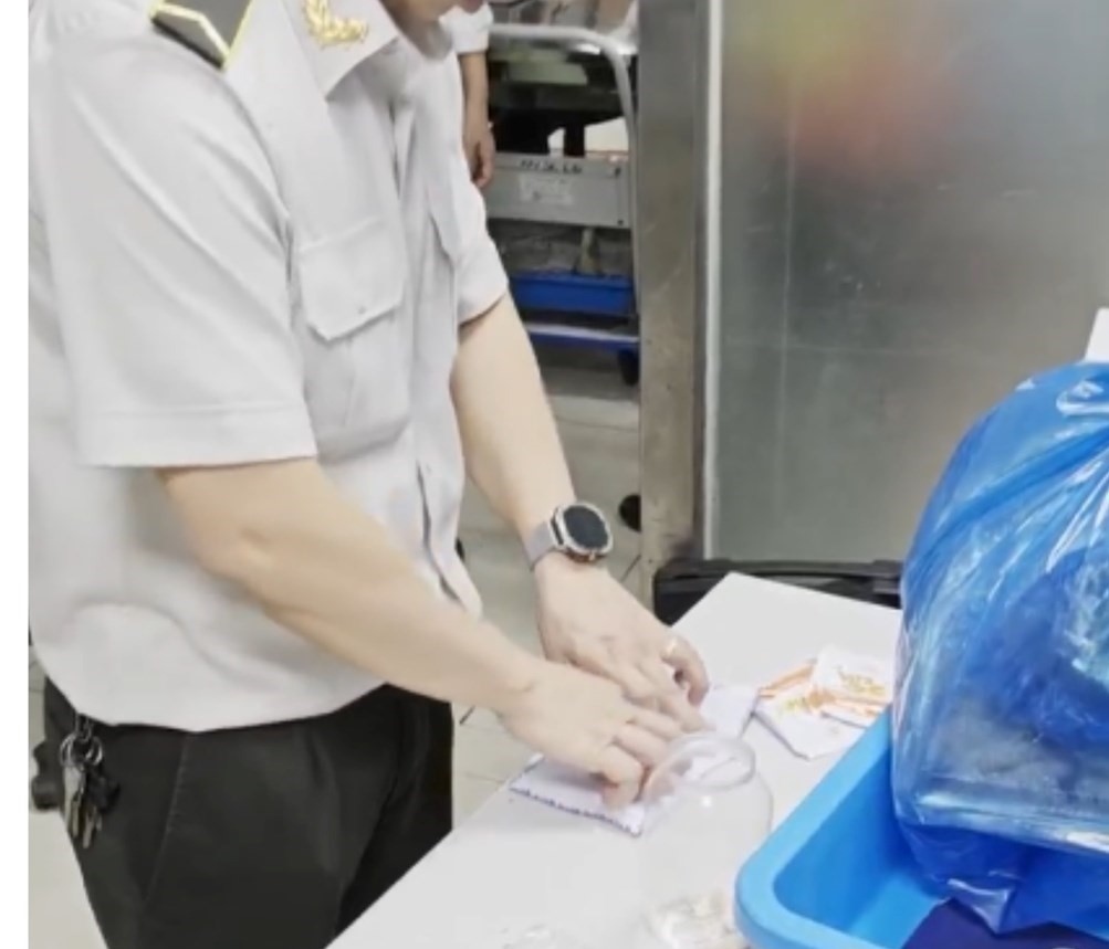 An ninh sân bay Cát Bi phát hiện hành khách tàng trữ ma túy. Ảnh: Công an Hải Phòng