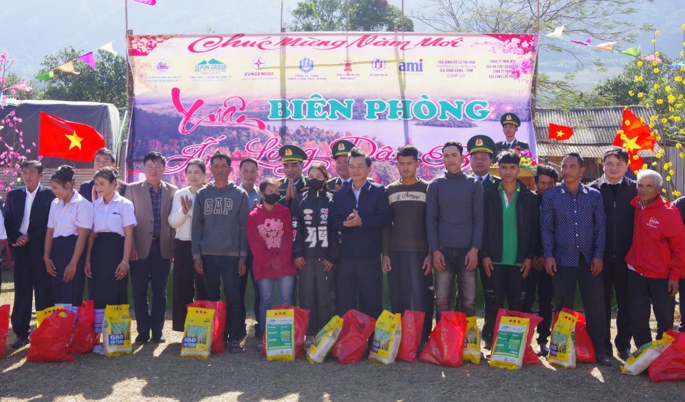 Hang tram suat qua Tet duoc trao cho cac ho dan nguoi dong bao thieu so. Anh: Dinh Tien