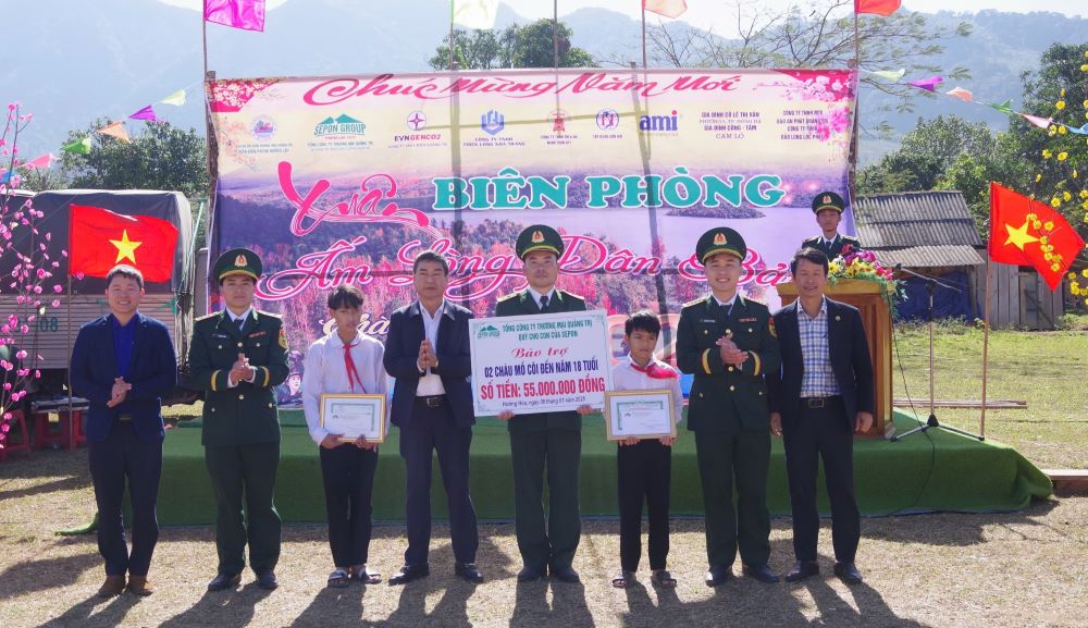 Tang 2 suat bao tro cho 2 chau mo coi den nam 18 tuoi. Anh: Dinh Tien