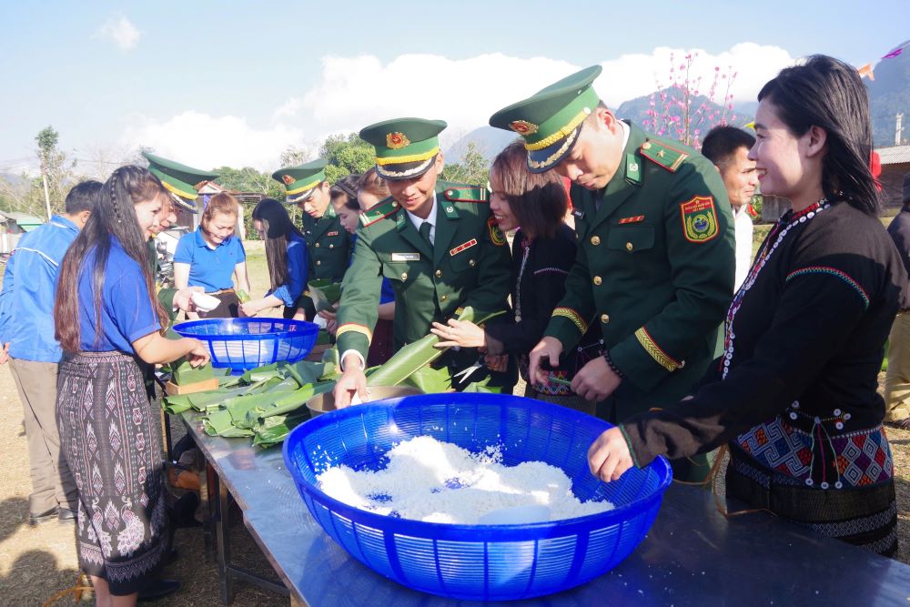 Huong Lap Border Guard Station organizes Chung cake wrapping to celebrate the New Year with people living on the border. Photo: Dinh Tien.