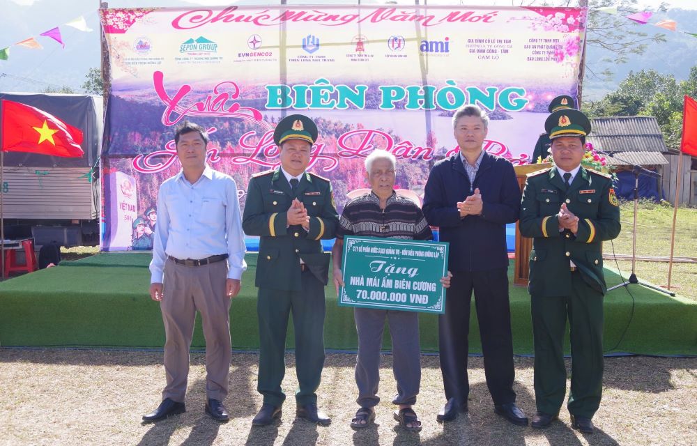 Trao tang nha “Mai am bien cuong” cho ho dan co hoan canh kho khan. Anh: Dinh Tien