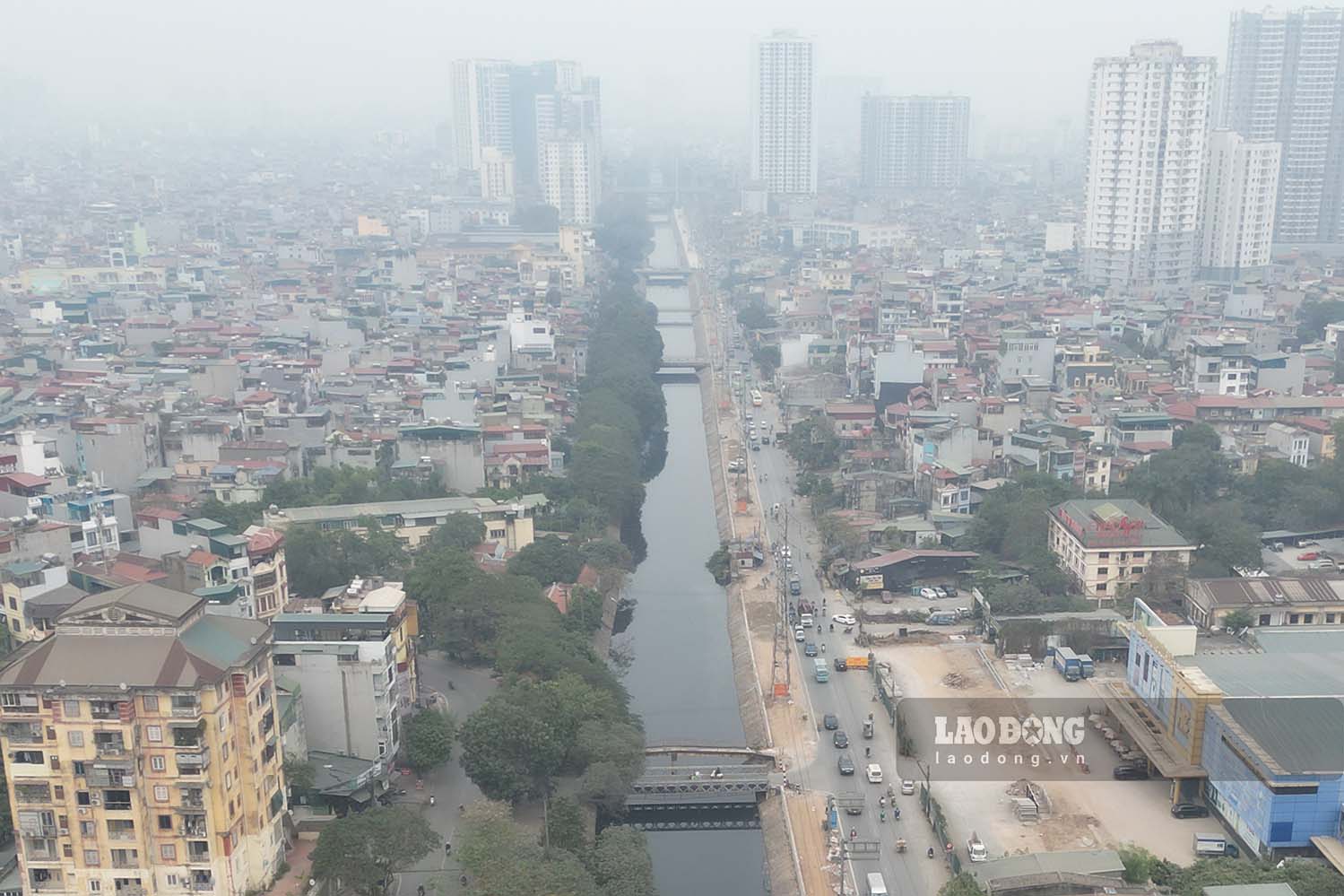 Tu cuoi thang 7.2024, sau khi duoc quan Hoang Mai (Ha Noi) ban giao mot phan mat bang sach, nha thau da huy dong nhan luc, may moc trien khai thi cong mo rong duong Tam Trinh.