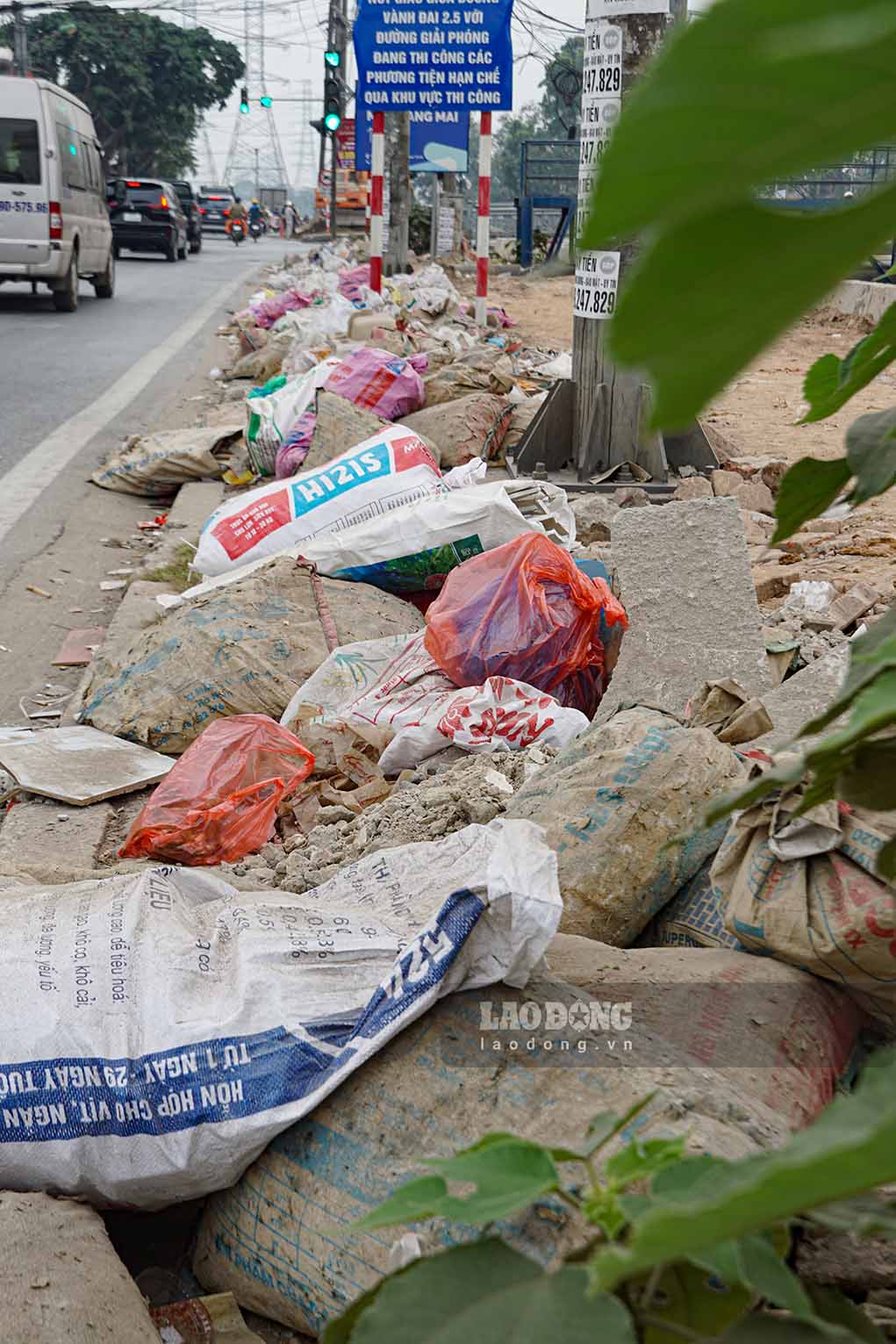 Theo ghi nhan cua Lao Dong ngay 8.1.2025, doc tuyen duong Tam Trinh xuat hien nhieu diem ngon ngang cac bao tai phe thai xay dung va rac thai sinh hoat bi do trom tran xuong ven duong.