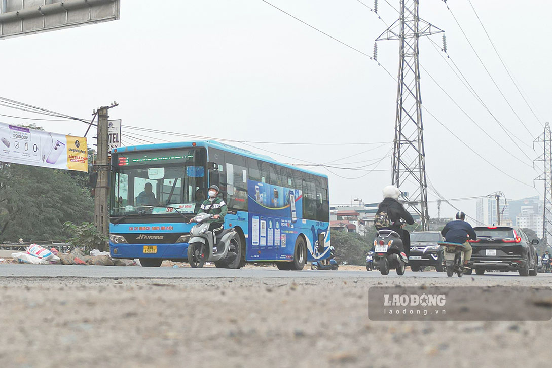 Cac diem tap ket vat lieu xay dung de thi cong mo rong duong Tam Trinh khong duoc che chan, khien bui tung mu mit moi khi co phuong tien chay ngang qua.