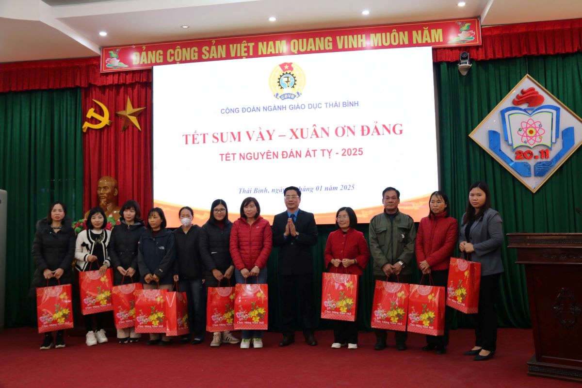 Chairman of Thai Binh Education Trade Union Vu Trong Dai presents gifts to teachers. Photo: Ba Manh