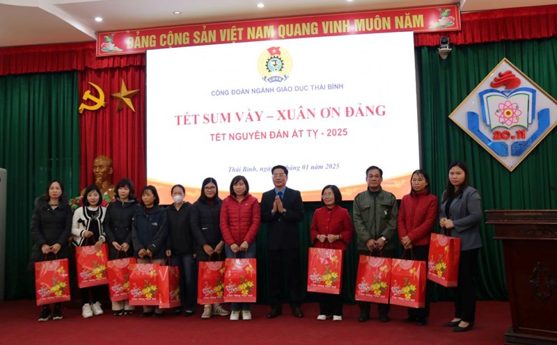 Chairman of Thai Binh Education Trade Union Vu Trong Dai presents gifts to teachers. Photo: Ba Manh