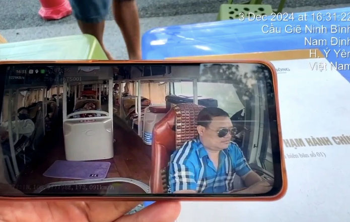 Một tài xế bị phát hiện phạt tiền vì sử dụng điện thoại khi điều khiển ôtô khách. Ảnh: C08