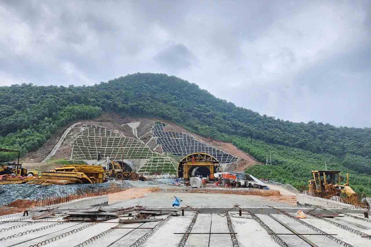 The North-South Expressway through Ha Tinh needs to convert an additional 17 hectares of forest for construction. Photo: Tran Tuan.