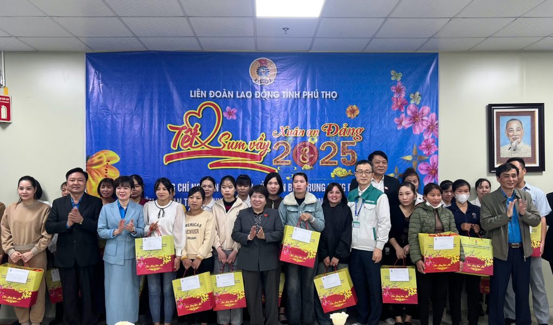 Ms. Nguyen Thuy Anh, member of the Party Central Committee, Chairwoman of the National Assembly's Social Committee, presented gifts to workers in Phu Tho province. Photo: Trung Hieu