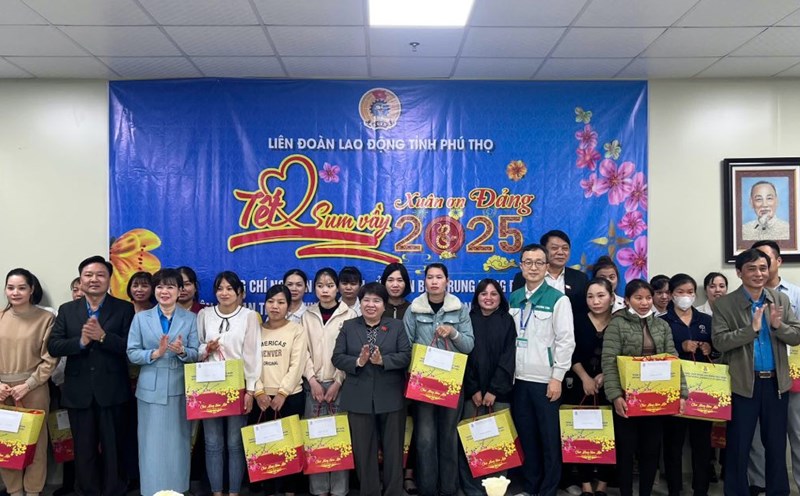 Ms. Nguyen Thuy Anh, member of the Party Central Committee, Chairwoman of the National Assembly's Social Committee, presented gifts to workers in Phu Tho province. Photo: Trung Hieu
