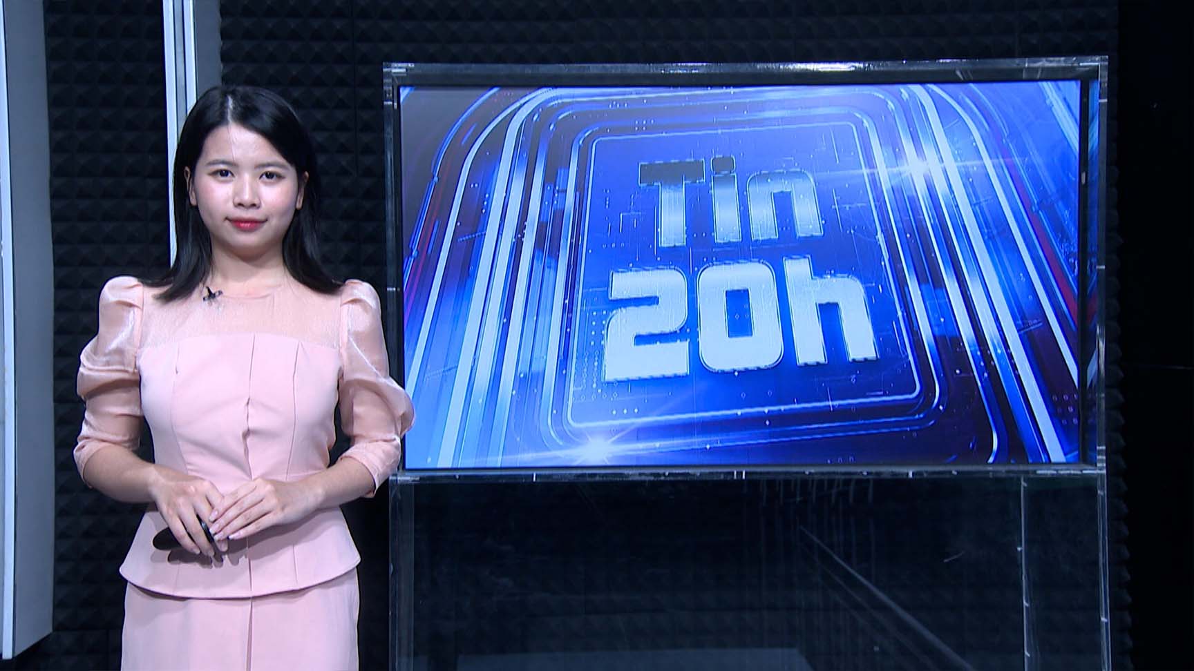 8pm News: Miserable life in old apartment complex awaiting renovation