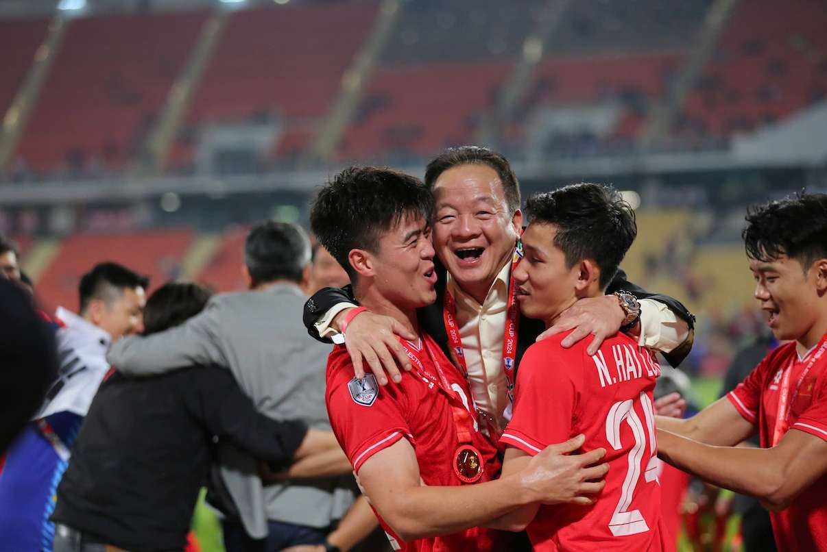 The moment when two players Duy Manh and Thanh Chung of Hanoi Club ran to hug "boss" Hien to celebrate after Vietnam won the 2024 ASEAN Cup. Photo: SHB