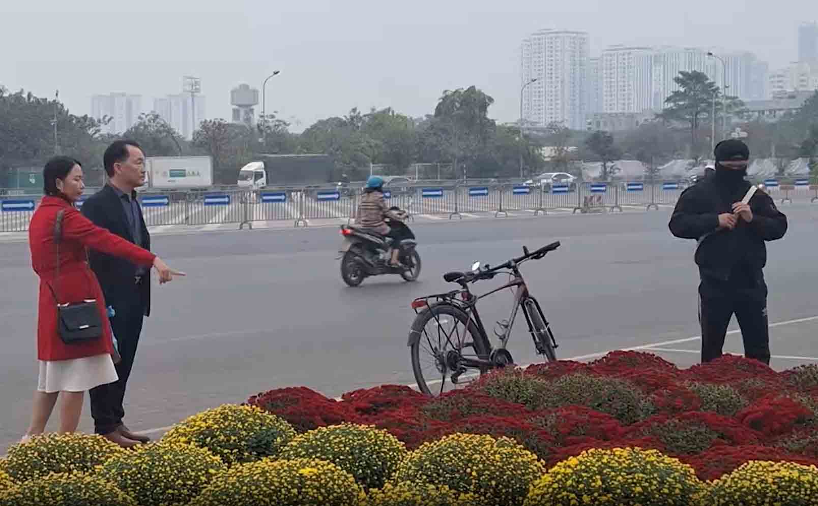 People visit and shop at the spring flower market in Hanoi. Photo: Phu Den