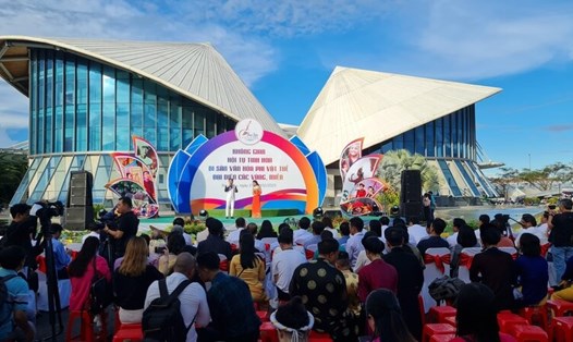 Nhà hát Cao Văn Lầu hay được gọi là Nhà hát 3 nón lá được công nhận điểm du lịch tiêu biểu ĐBSCL. Ảnh: Nhật Hồ