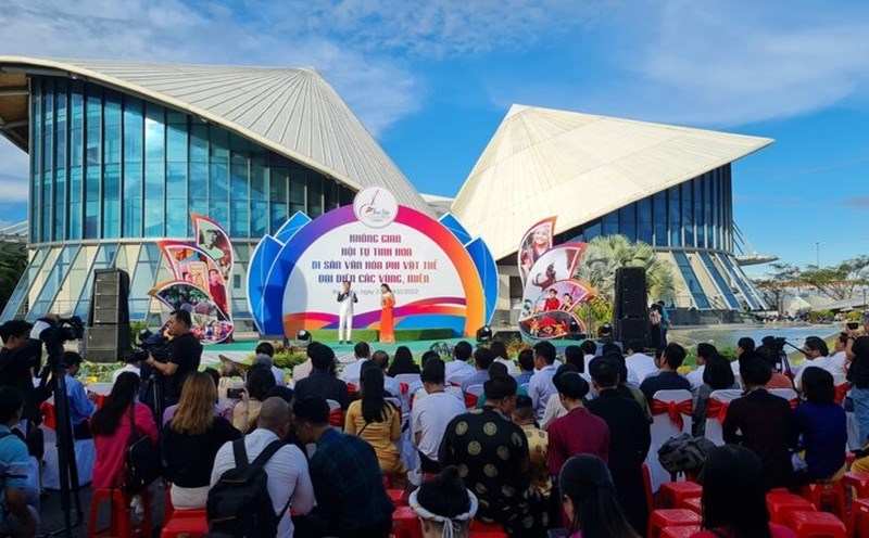 Cao Van Lau Theatre, also known as the Three Conical Hats Theatre, is recognized as a typical tourist destination in the Mekong Delta. Photo: Nhat Ho