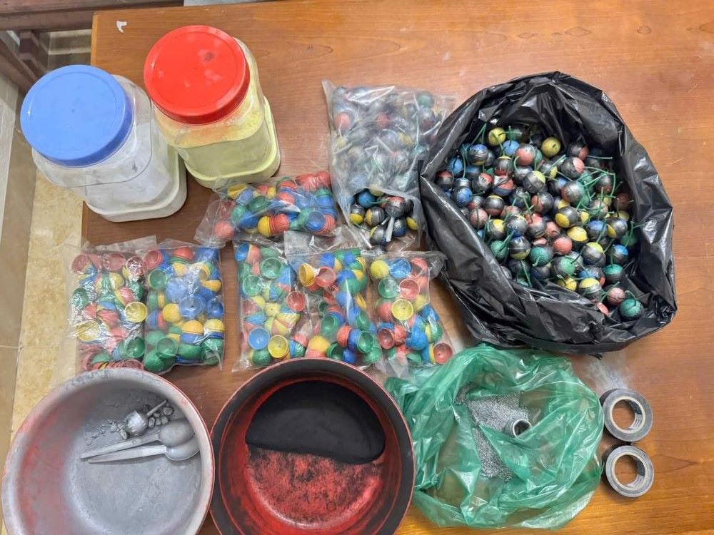 Da Nang imposes administrative fines on illegal fireworks traders. Photo: Doan Quang